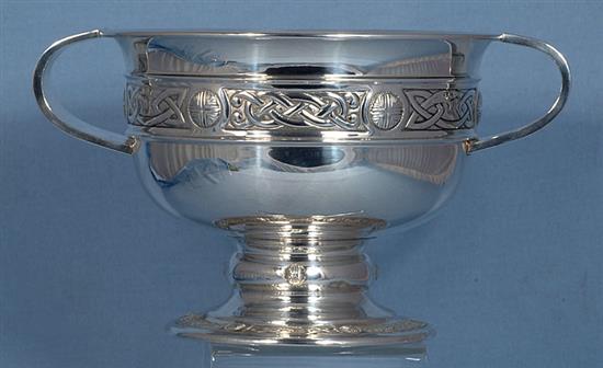 A George V Arts & Crafts silver rose bowl, Dia to handles 258mm, weight 17.5oz/545grms